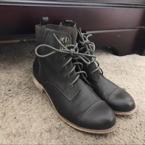 BDG Chelsea Lace-Up Boots